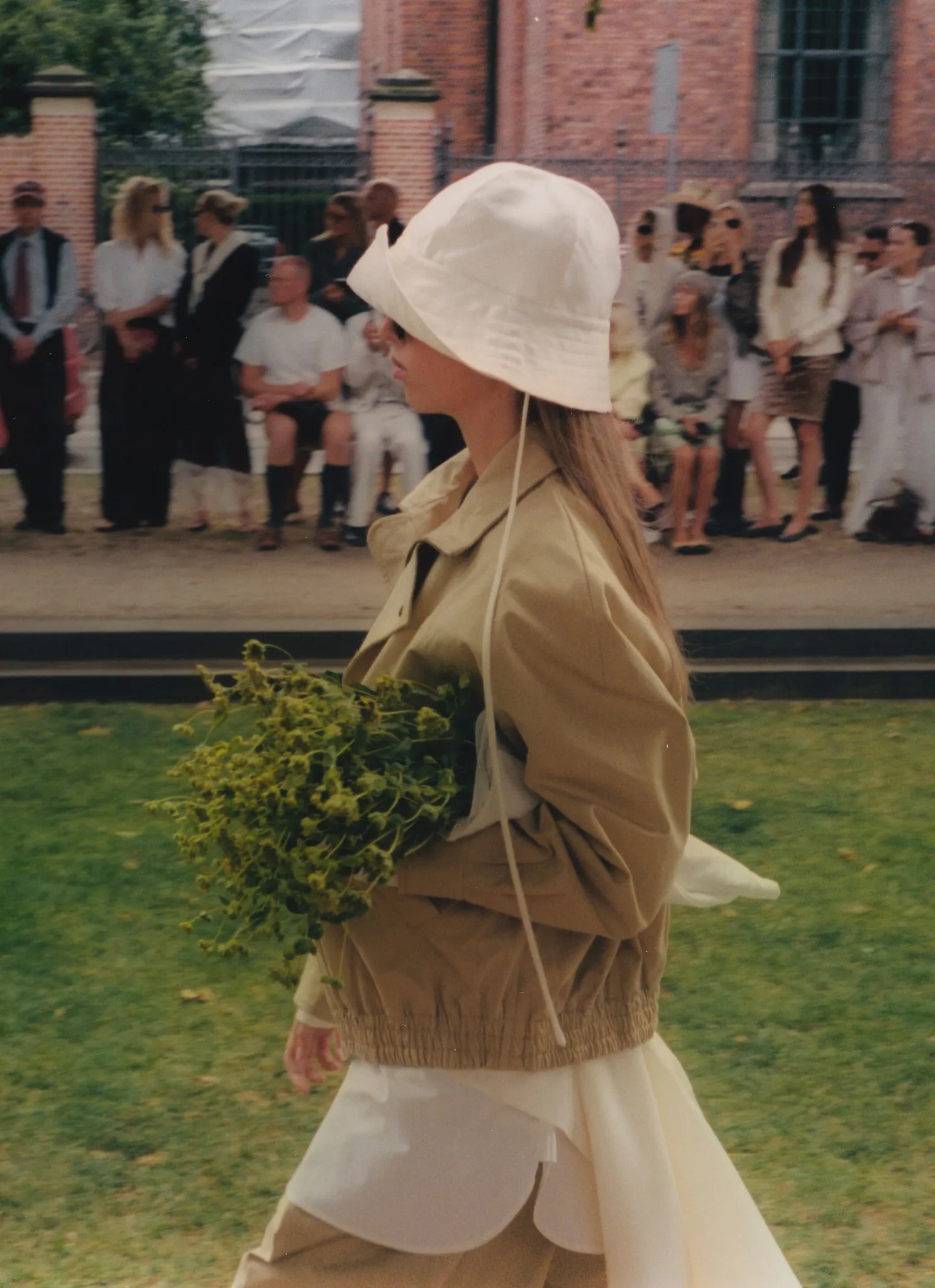 MKDT Studio SS27 runway looks – bucket hat with wild grasses and white collar in profile